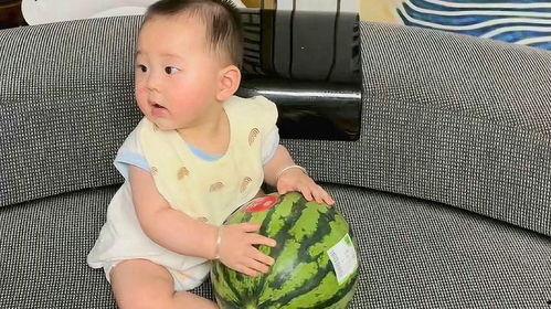 宝宝吃瓜照片怎么拍好